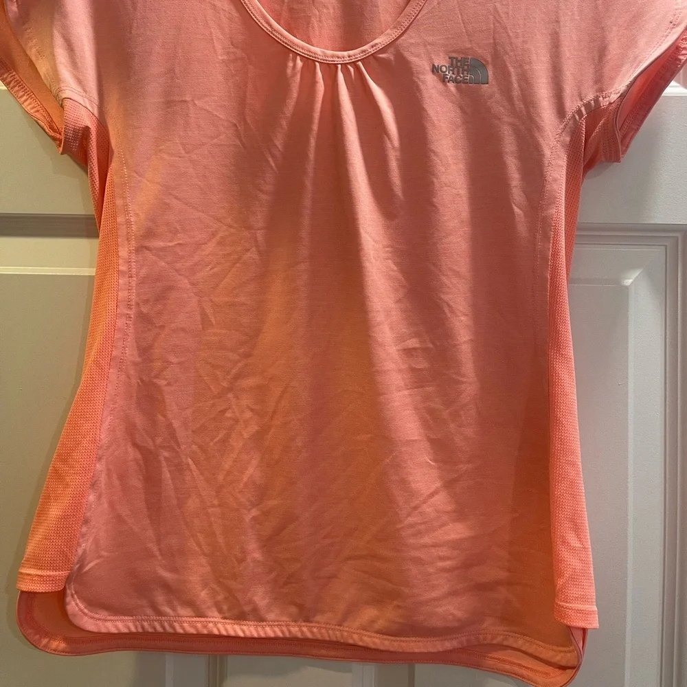 Women’s North Face t-shirt - small - Picture 3 of 4